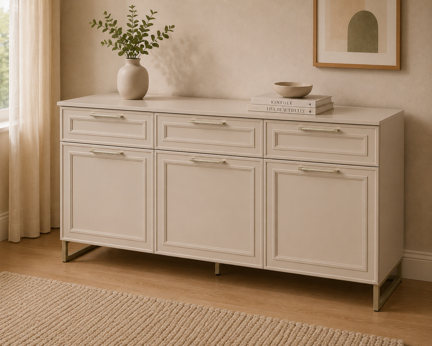 Sideboard tumba – 3 tortma va 3 eshikli, bej klassik freza fasad, oltin oyoqlar (160×45×85 sm)