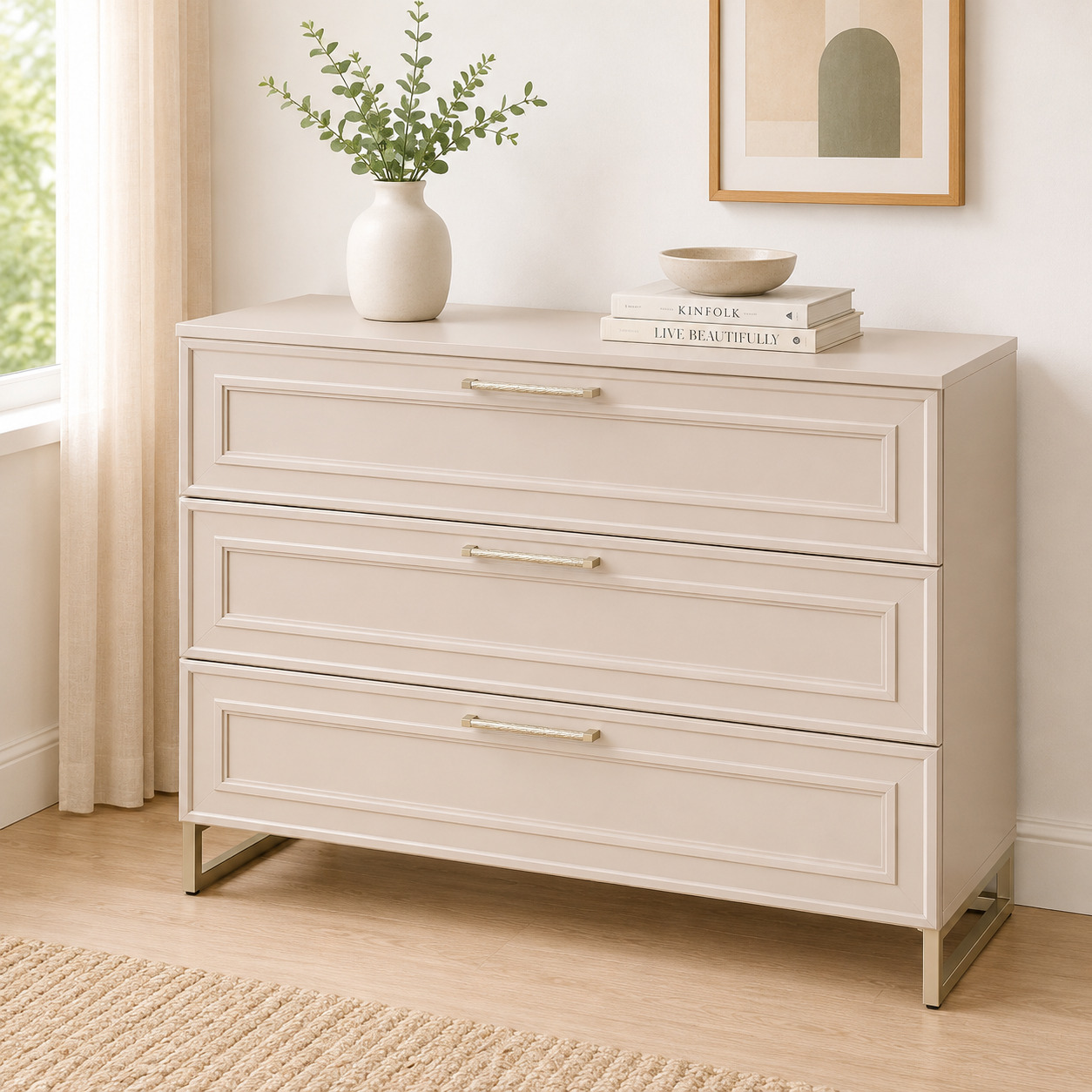 Komod – 3 tortmali, bej klassik freza fasad, oltin oyoqlar (120×45×85 sm)