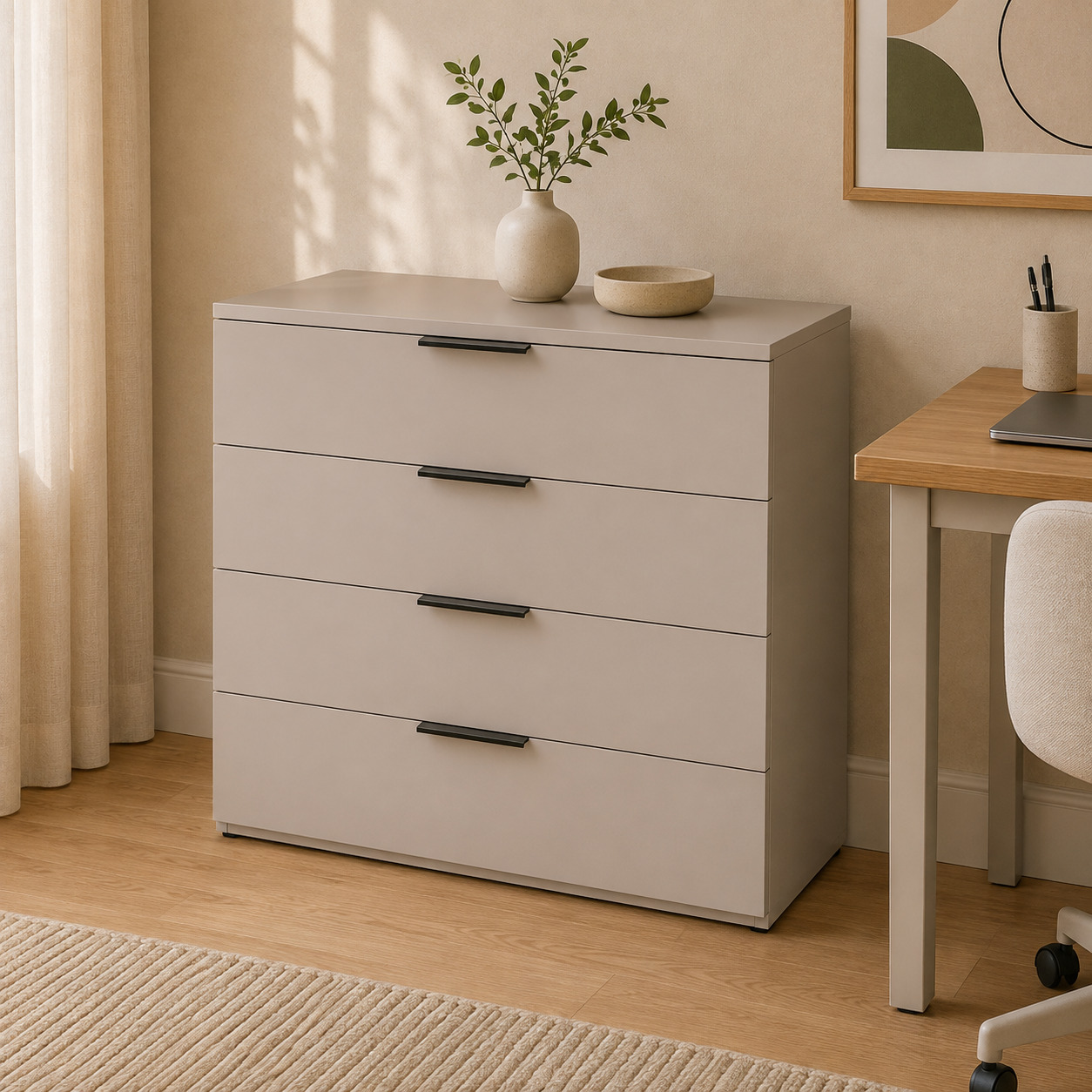 Komod – 4 tortmali, taupe, qora tutqichlar (100×45×85 sm)