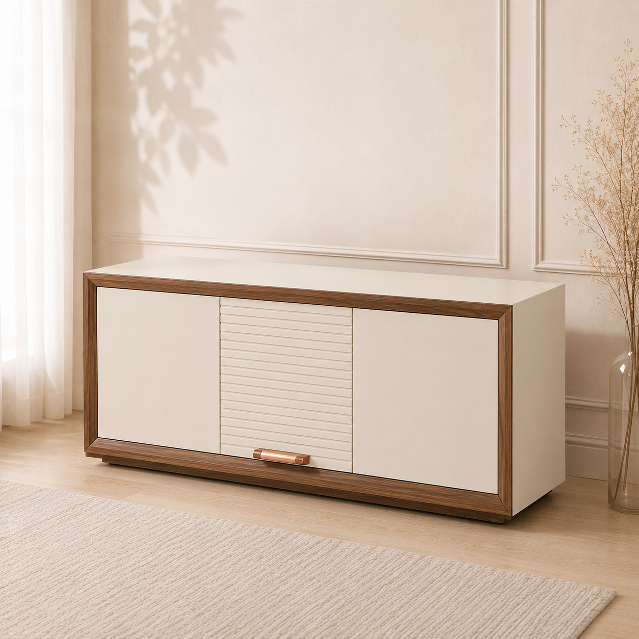 Sideboard tumba – jalyuzi fasadli, krem va yong‘oq ramka, mis tutqich (160×45×65 sm)