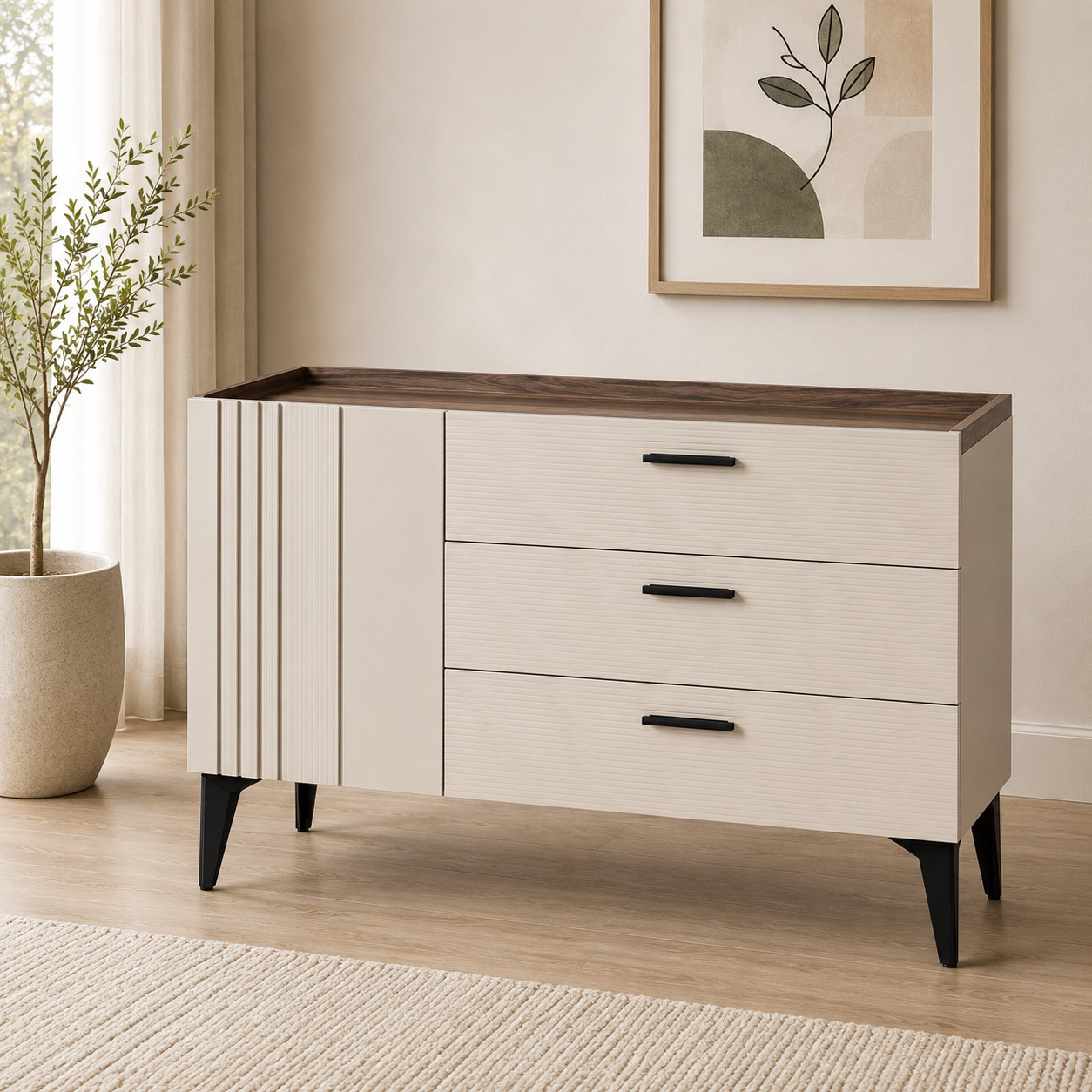 Komod – 1 eshik va 3 tortmali, krem rifleniy fasad, yong‘oq ustki panel (130×45×85 sm)
