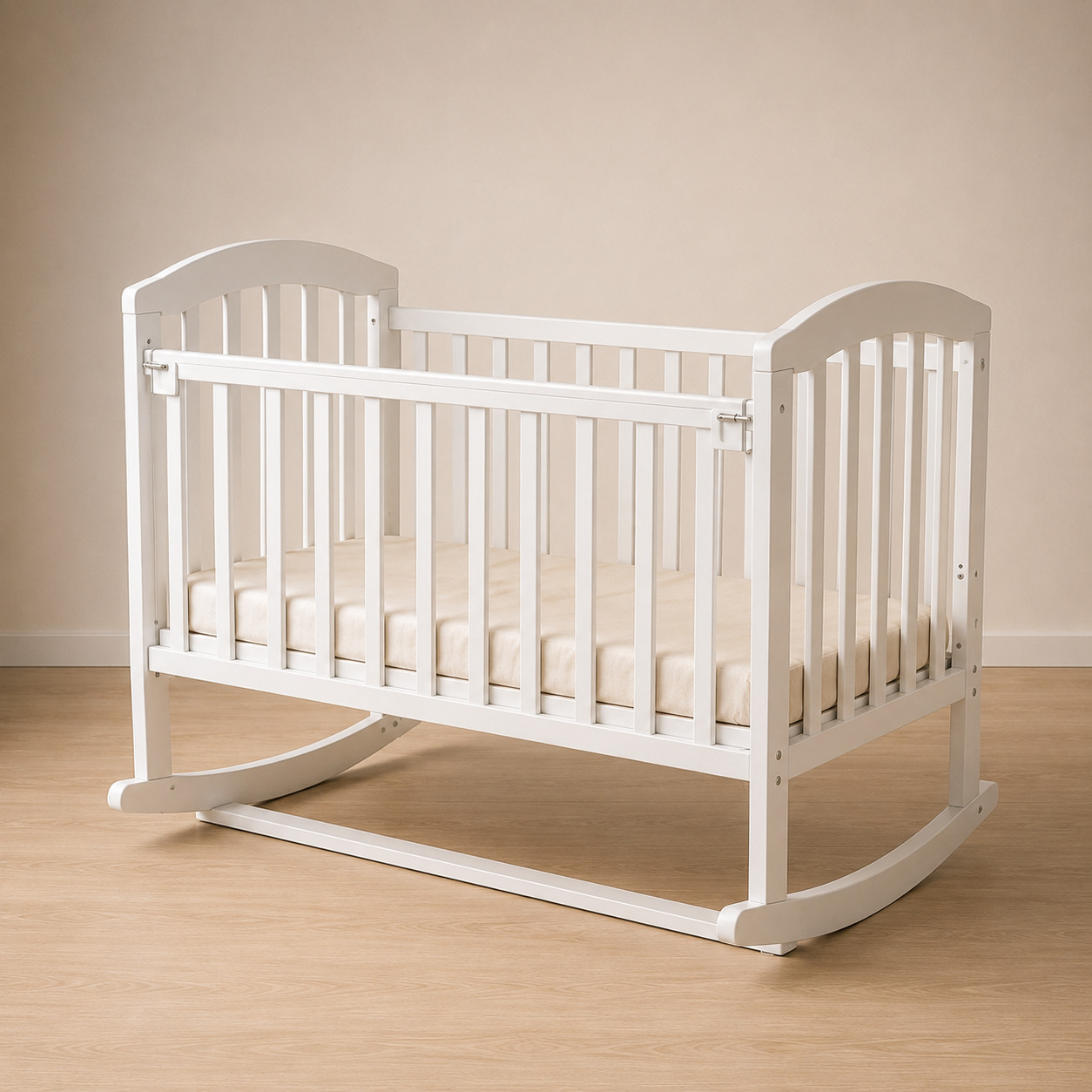 Chaqaloq krovati – tebranadigan, tushadigan yon panelli, oq (125×65×95 sm)