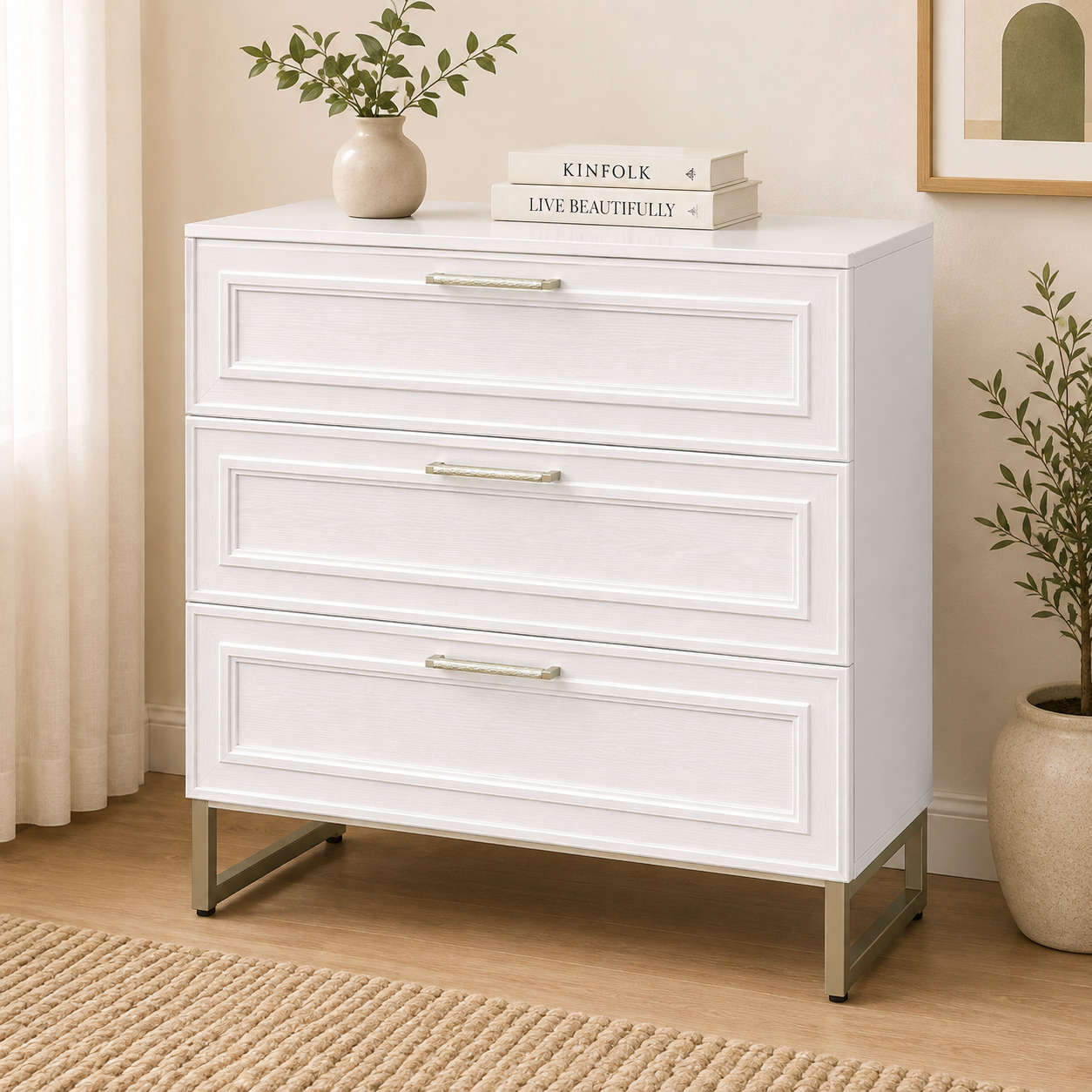 Komod – 3 tortmali, oq klassik freza fasad, oltin metall oyoqlar (100×45×85 sm)