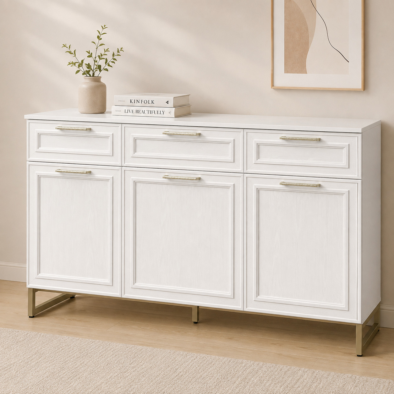 Sideboard tumba – 3 tortma va 3 eshikli, oq klassik freza fasad, oltin oyoqlar (160×45×85 sm)