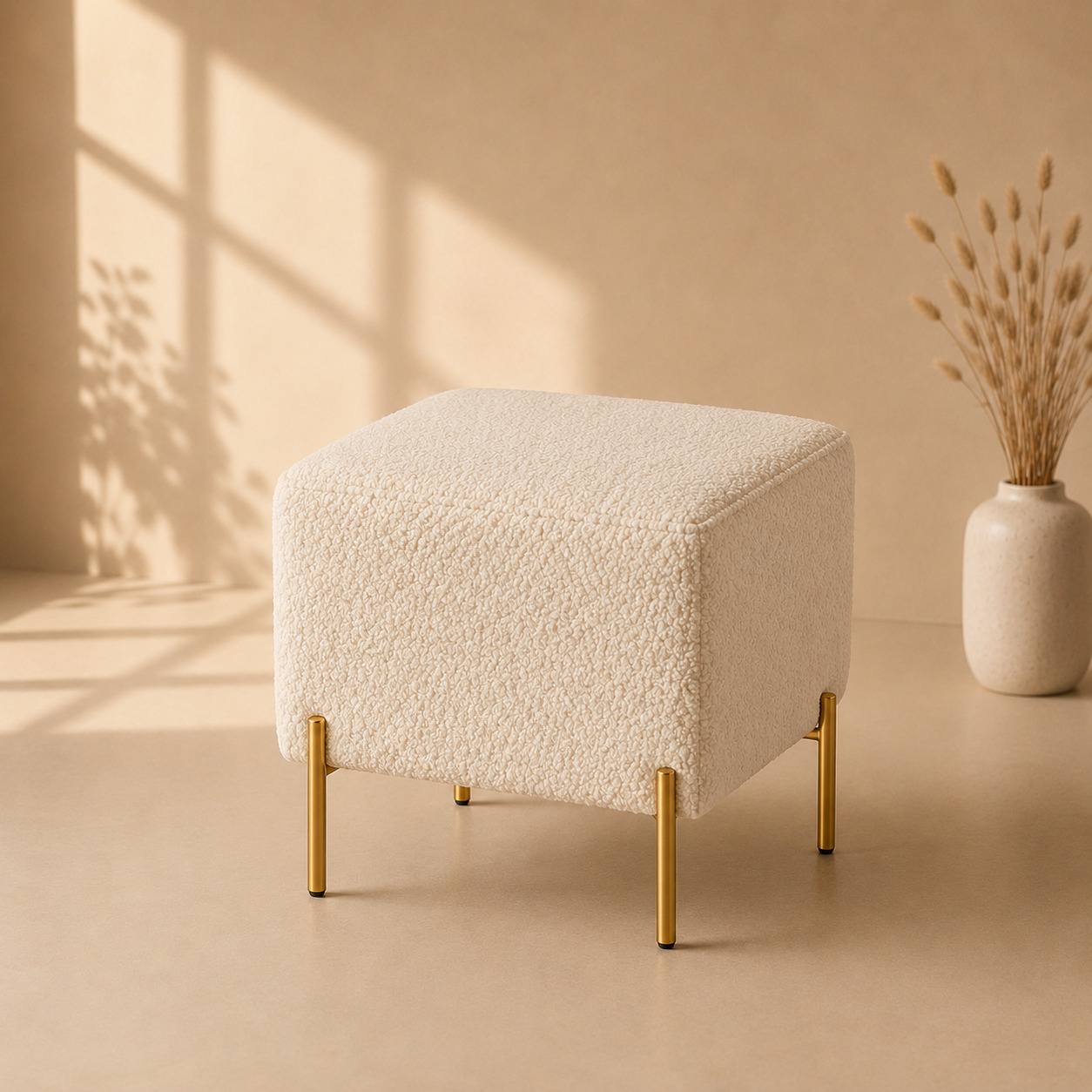 Pufik – kvadrat, bukle mato, oltin oyoqli (45×45×45 sm)