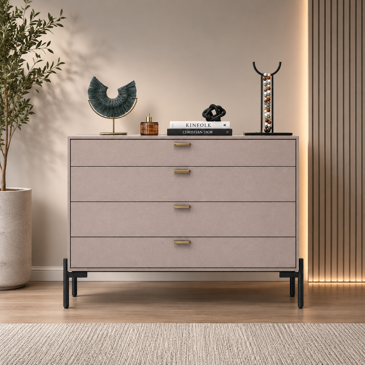 Komod – 4 tortmali, teksturali fasad, latun tutqichlar (120×45×85 sm)