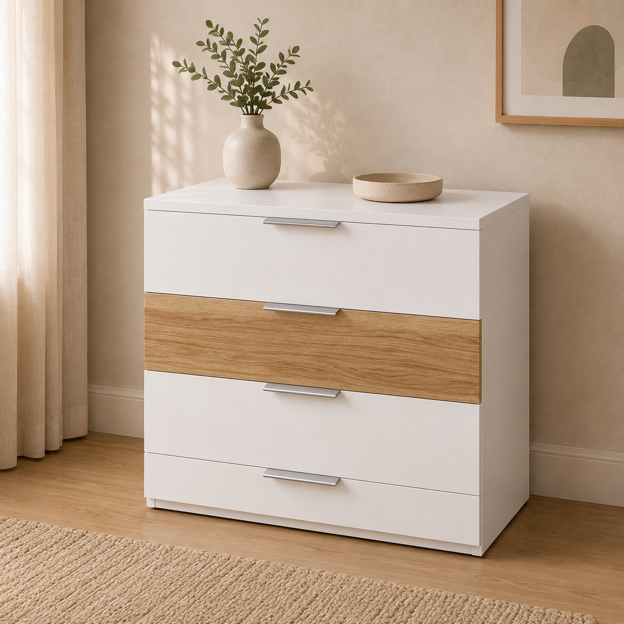 Komod – 4 tortmali, oq va dub urg‘uli tortma, kumush tutqichlar (100×45×85 sm)