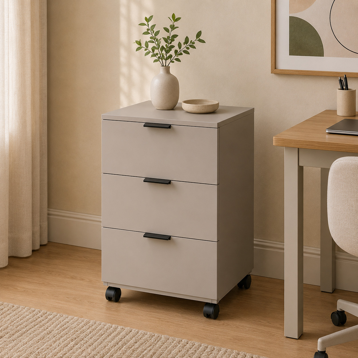 Ofis tumbasi – g‘ildirakli, 3 tortmali, taupe, qora tutqichlar (45×55×65 sm)