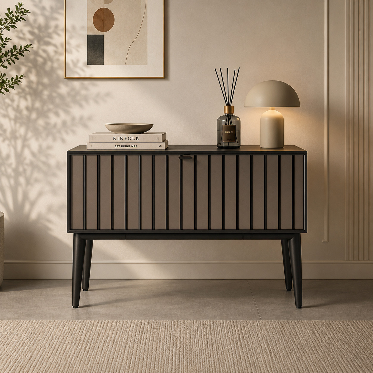 Konsol tumba – rifleniy fasad, yog‘och konus oyoqlar, mokko (110×40×80 sm)