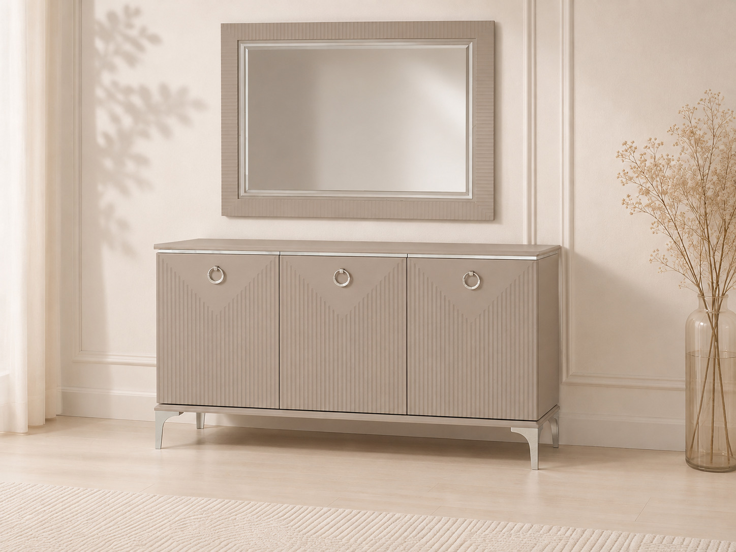 Sideboard tumba – 3 eshikli, «V» rifleniy fasad, xrom halqa tutqichlar (150×45×80 sm)