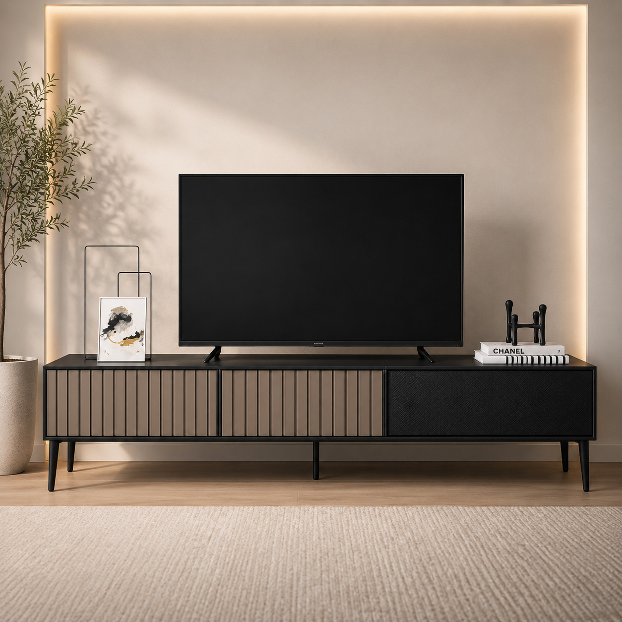 TV tumba – 3 eshikli, rifleniy va teksturali fasad, konus oyoqlar (200×40×50 sm)