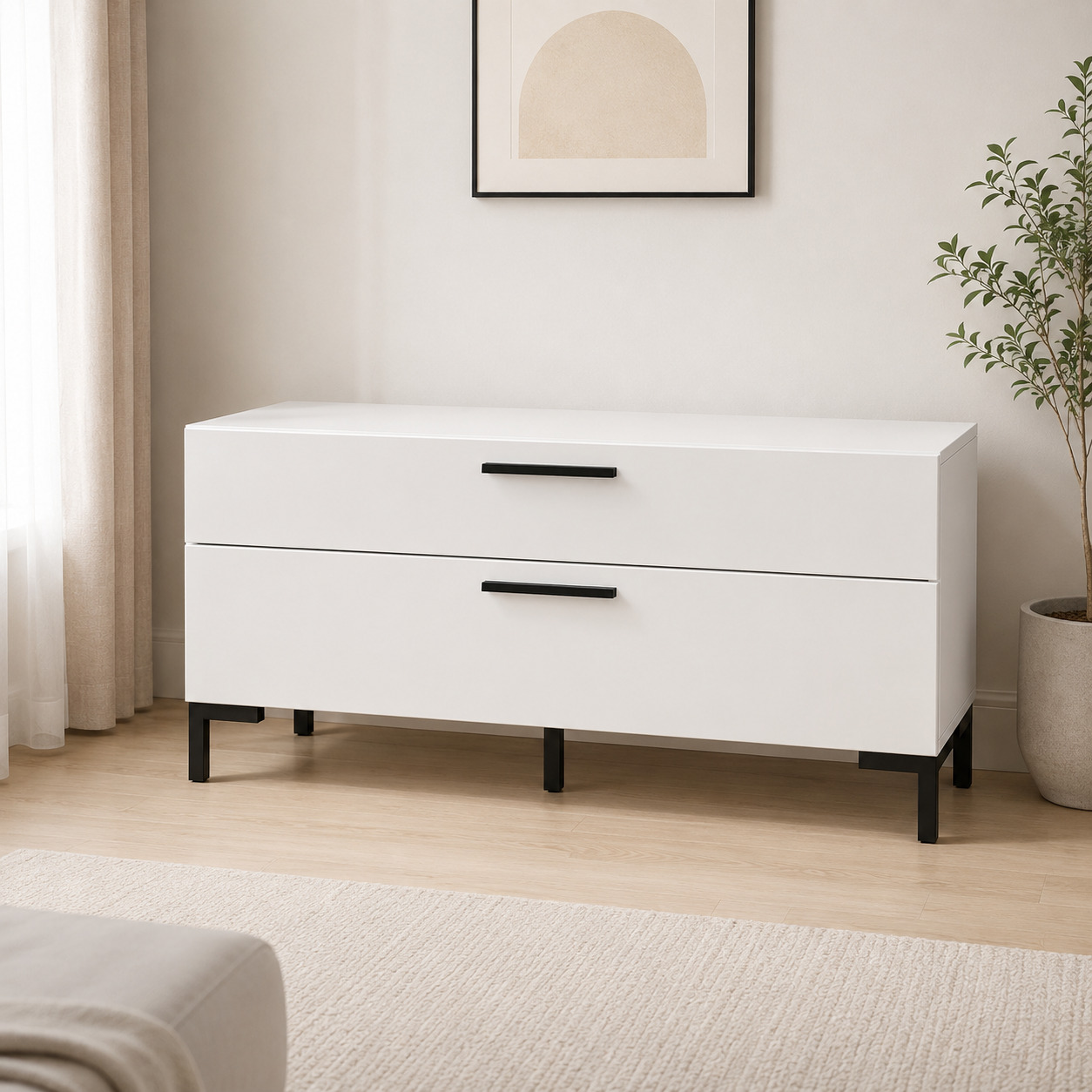 TV tumba – 2 keng tortmali, oq mat, qora metall oyoqlar (120×40×55 sm)