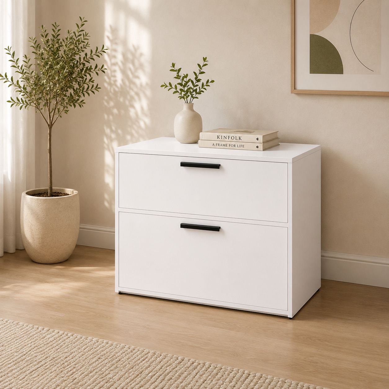 Komod – past, 2 tortmali, oq, qora tutqichlar (80×45×65 sm)