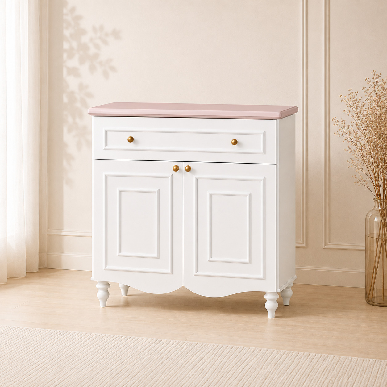 Tumba – klassik, 1 tortma va 2 eshikli, pushti ustki panel, oltin tugmalar (85×40×85 sm)
