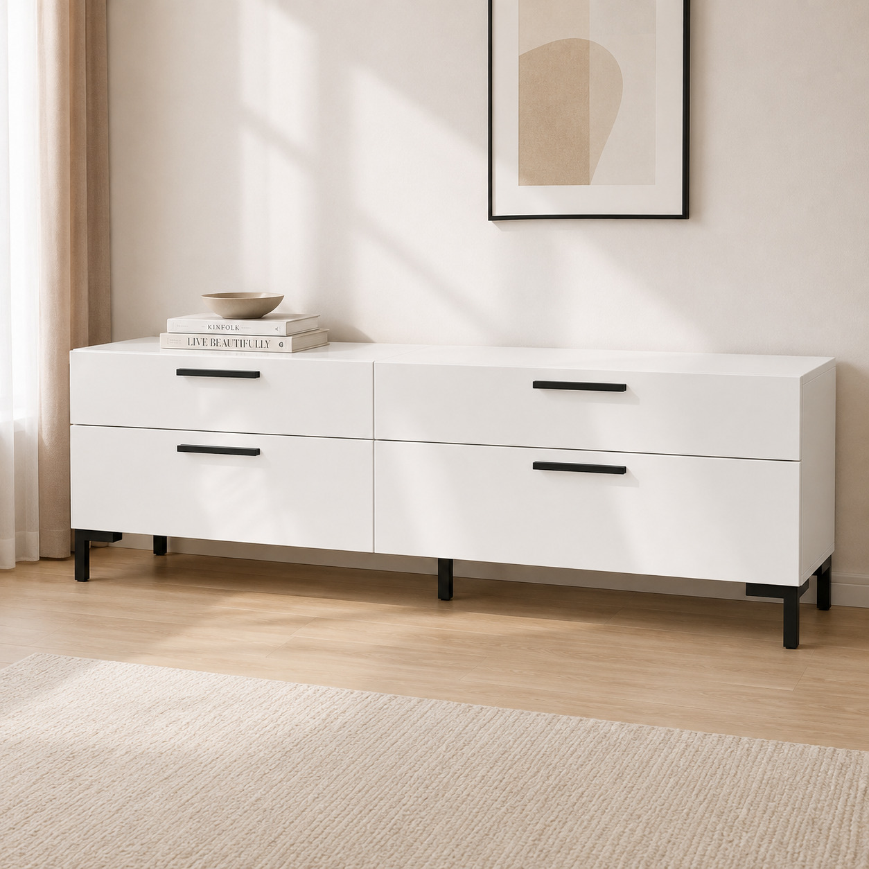 TV tumba – past va uzun, 4 tortmali (2×2), oq mat, qora metall oyoqlar (180×45×55 sm)