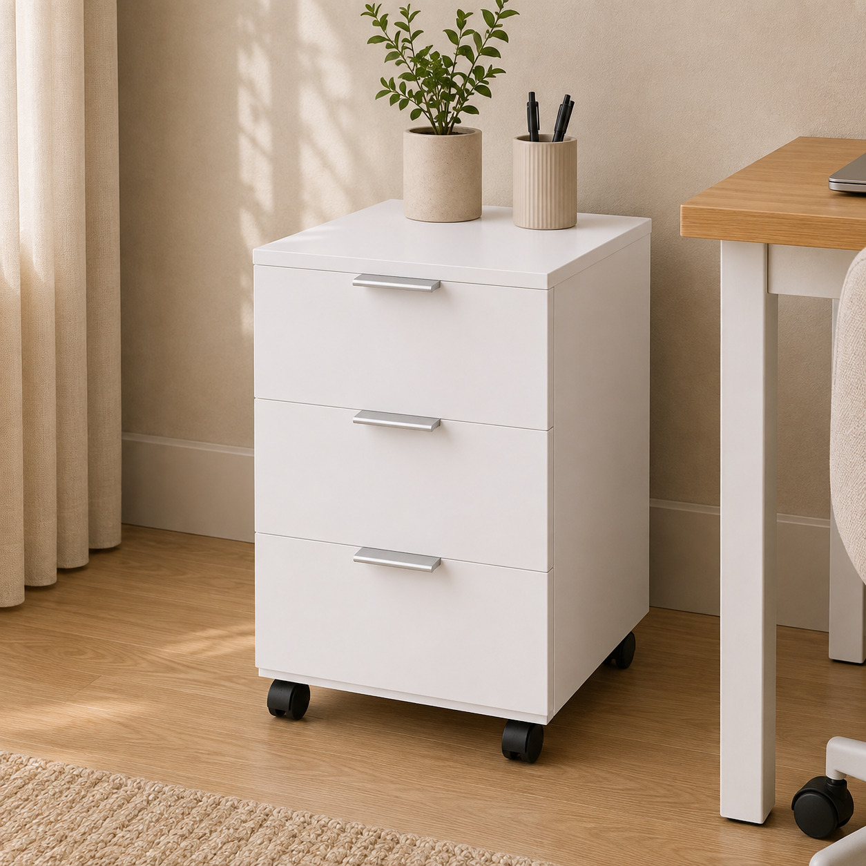Ofis tumbasi – g‘ildirakli, 3 tortmali, oq, kumush tutqichlar (45×55×65 sm)