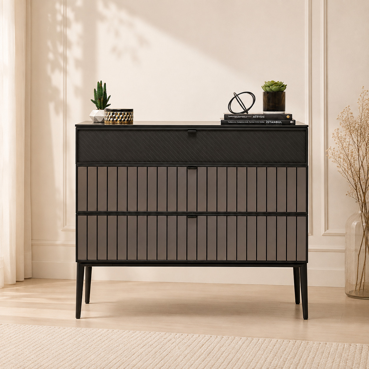 Komod – 3 tortmali, rifleniy va teksturali fasad, qora korpus (110×45×85 sm)