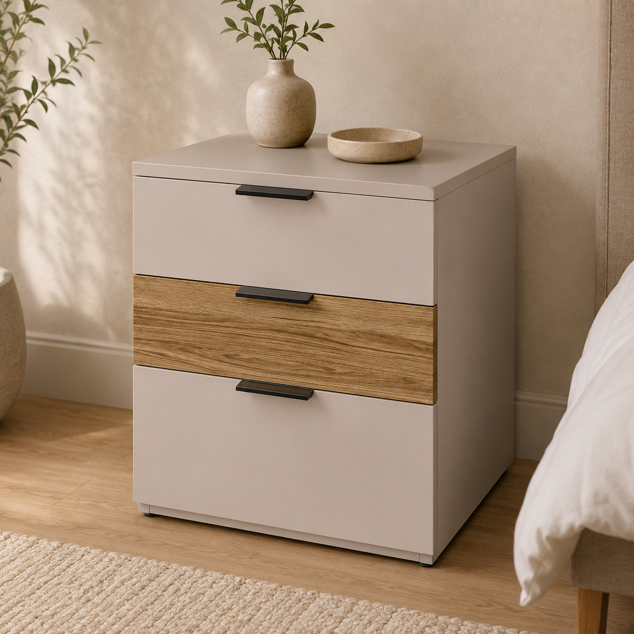 Karavot yonidagi tumba – 3 tortmali, taupe va dub urg‘uli tortma (55×45×60 sm)